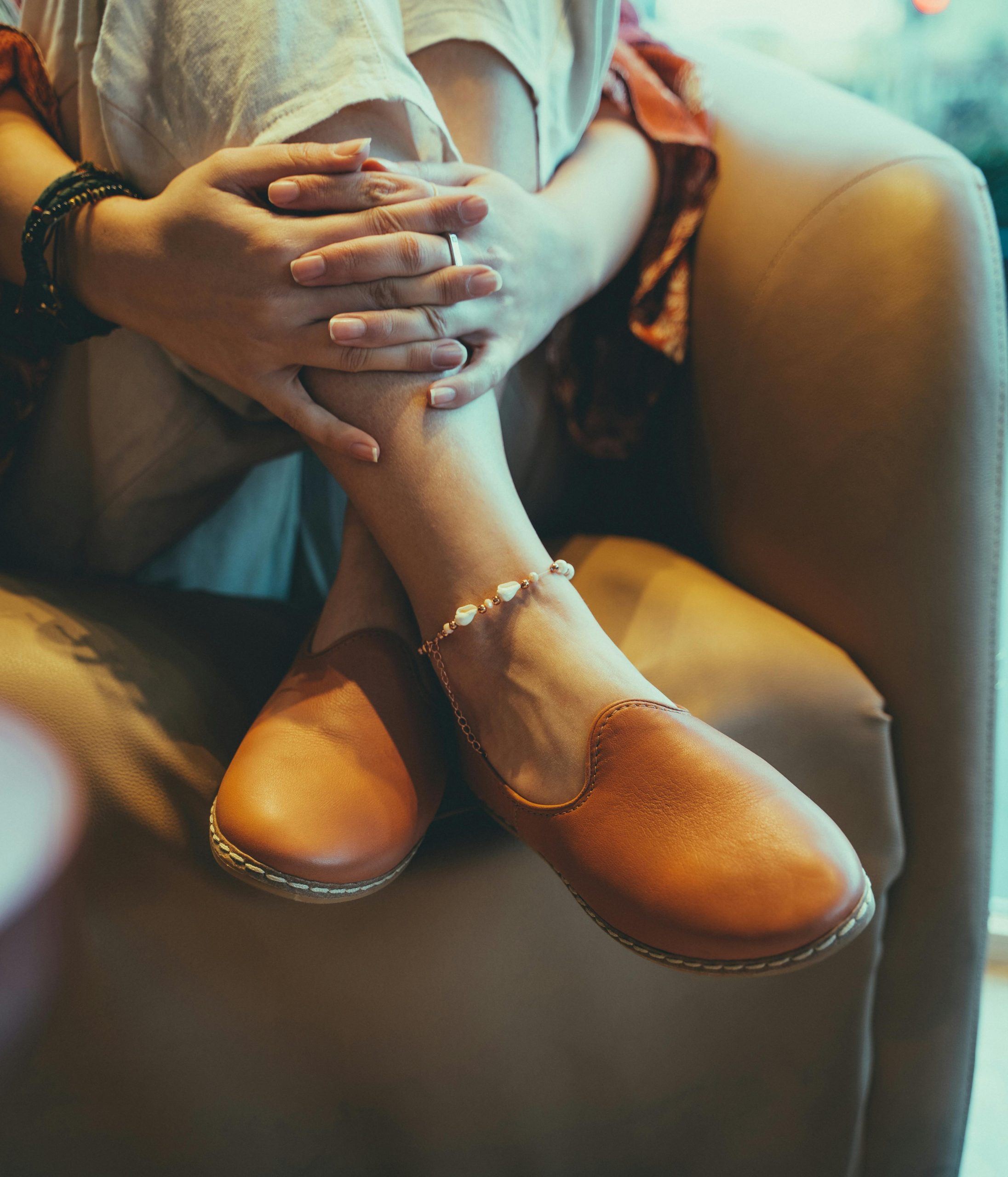 Comment porter une chaîne de cheville au quotidien